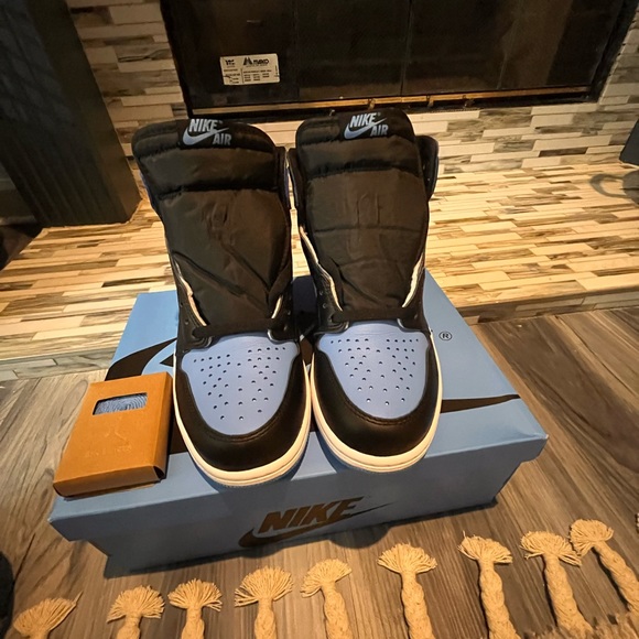 Air Jordan 1 Retro High OG 'UNC Toe - Picture 4 of 5